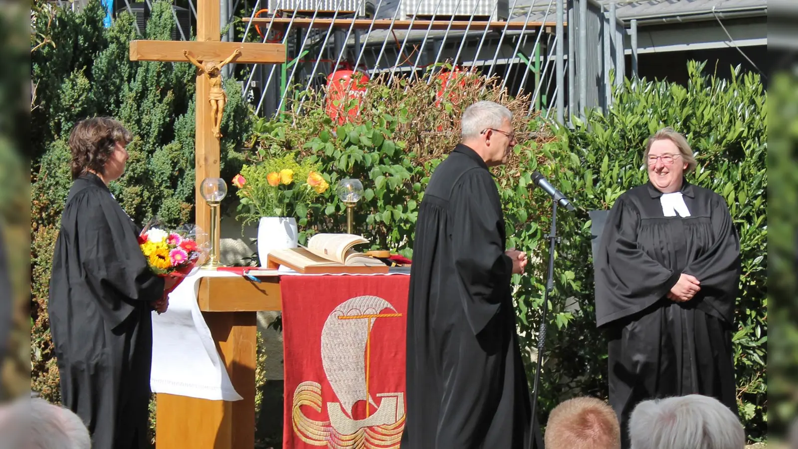 Superintendent Volker Neuhoff (Mitte) und Pfarrerin Patrizia Müller (l.) verabschieden Pfarrerin Elke Hansmann (r.) aus der Evangelischen Kirchengemeinde Altkreis Warburg, wo sie in den letzten Monaten Vertretungsaufgaben wahrgenommen hat. (Foto: EKP/Oliver Claes)