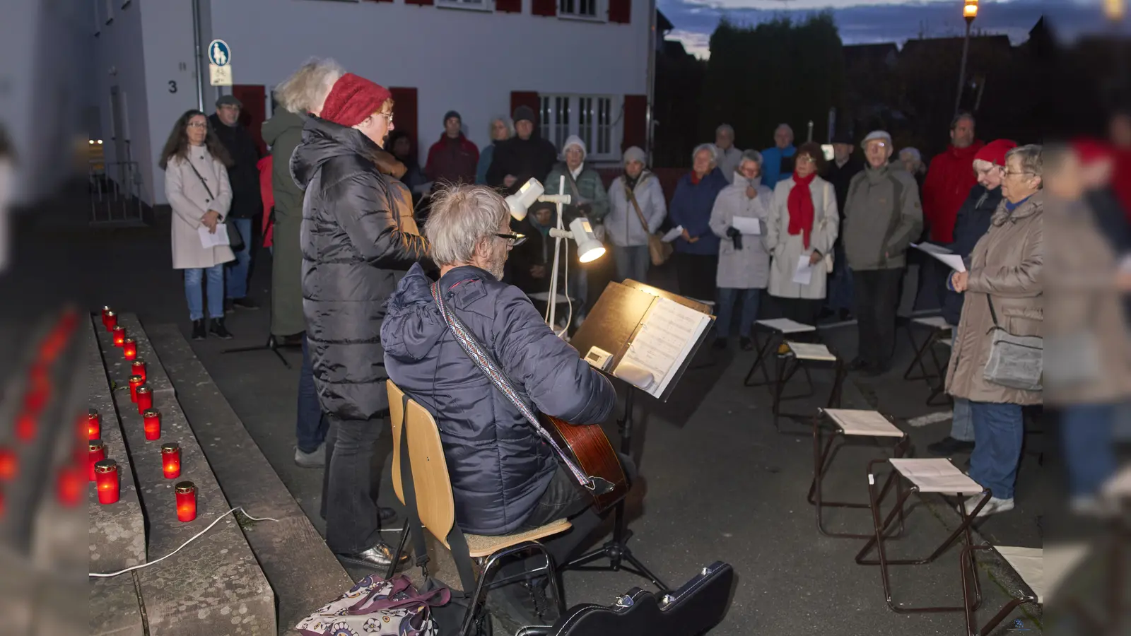 Zahlreiche Bürgerinnen und Bürger gedachten der Opfer des NS-Terrors vor 85 Jahren am ehemaligen Ort der Synagoge am Hofgeismarer Petriplatz gefolgt. (Foto: Stefan Bönning)