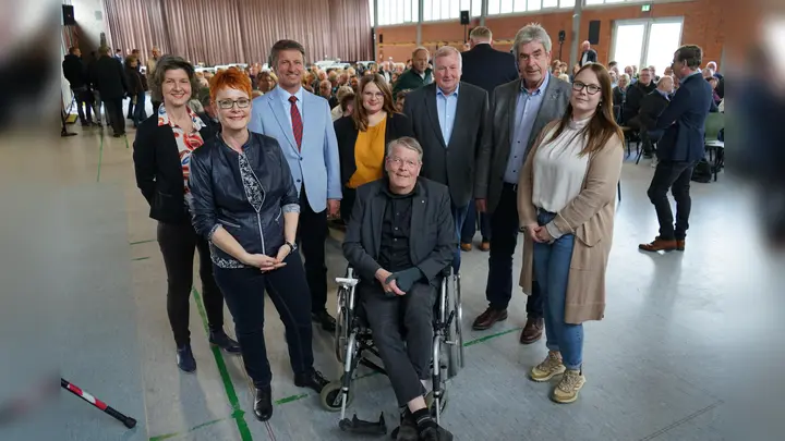 Freuen sich über die zweite Runde des Leuchtturmprojekts „Dorf.Zukunft.Digital“ (v.l.): Ute Delimat von der Verbraucherzentrale im Kreis Höxter, Projektleiterin Heidrun Wuttke, Landrat Michael Stickeln, Regionalmanagerin Lia Potthast, Dr. Andreas Knoblauch-Flach (Leiter der Volkshochschule Diemel-Egge-Weser), Kreisheimatpfleger Hans-Werner Gorzolka, Hermann Temme (Bürgermeister der Stadt Brakel) und Regionalmanagerin Saskia Jäger. (Foto: Kreis Höxter)