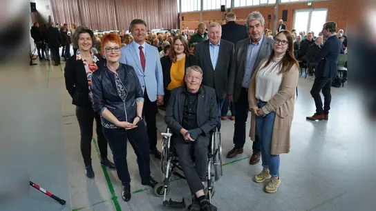 Freuen sich über die zweite Runde des Leuchtturmprojekts „Dorf.Zukunft.Digital“ (v.l.): Ute Delimat von der Verbraucherzentrale im Kreis Höxter, Projektleiterin Heidrun Wuttke, Landrat Michael Stickeln, Regionalmanagerin Lia Potthast, Dr. Andreas Knoblauch-Flach (Leiter der Volkshochschule Diemel-Egge-Weser), Kreisheimatpfleger Hans-Werner Gorzolka, Hermann Temme (Bürgermeister der Stadt Brakel) und Regionalmanagerin Saskia Jäger. (Foto: Kreis Höxter)