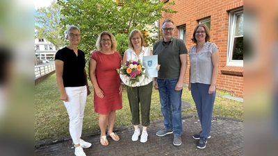 Jubilarin Roswitha Stukenberg zusammen mit Personalbereichsleiterin Claudia Bonefeld (l.), der Ersten Kreisrätin Sarah Humburg (2.v.l.), dem Personalratsvorsitzenden Bernd Schaper (2.v.r.) und Kollegin Katharina Arens (r.). (Foto: Landkreis Holzminden)