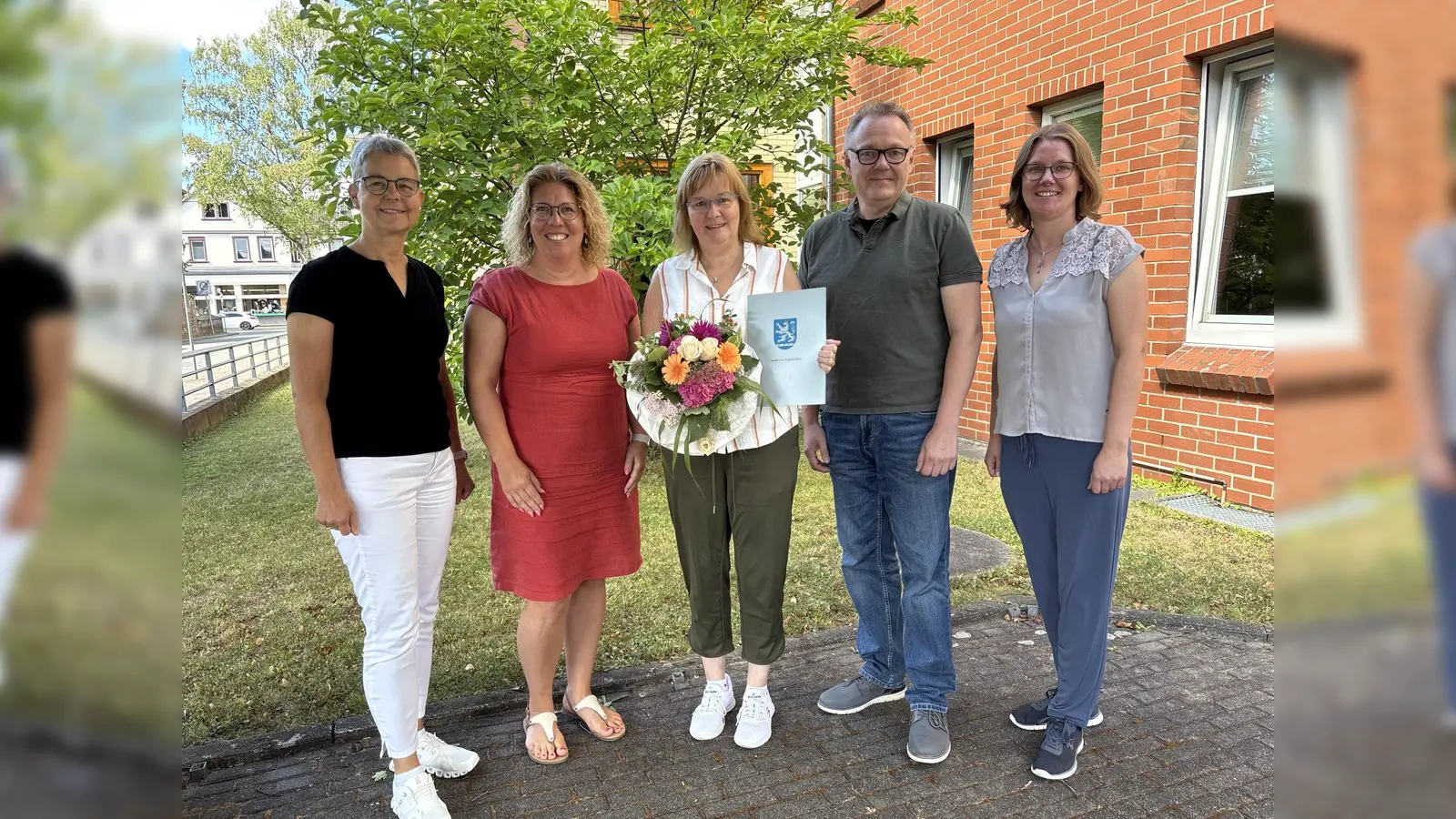 Jubilarin Roswitha Stukenberg zusammen mit Personalbereichsleiterin Claudia Bonefeld (l.), der Ersten Kreisrätin Sarah Humburg (2.v.l.), dem Personalratsvorsitzenden Bernd Schaper (2.v.r.) und Kollegin Katharina Arens (r.). (Foto: Landkreis Holzminden)