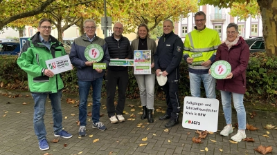 Der Kreis Höxter bewegt sich. Anmeldungen für die deutschlandweite Aktion „Stadt, Land, zu Fuß“ vom 1. November bis 21. November können ab sofort vorgenommen werden. Auf viele Teilnehmerinnen und Teilnehmer hoffen (v.l.) Oliver Thöne, Klaus Schumacher (beide Verkehrswacht Kreis Höxter e.V.), Michael Werner (Kreissportbund), Corinna Lohre (Leiterin der Abteilung Immissions- und Klimaschutz des Kreises Höxter), Thomas Kruse (Verkehrssicherheitsberater Kreispolizeibehörde Höxter), Christoph Rode (Abteilung Straßen) und Martina Krog (Klimaschutz-Beauftragte). (Foto: Kreis Höxter)