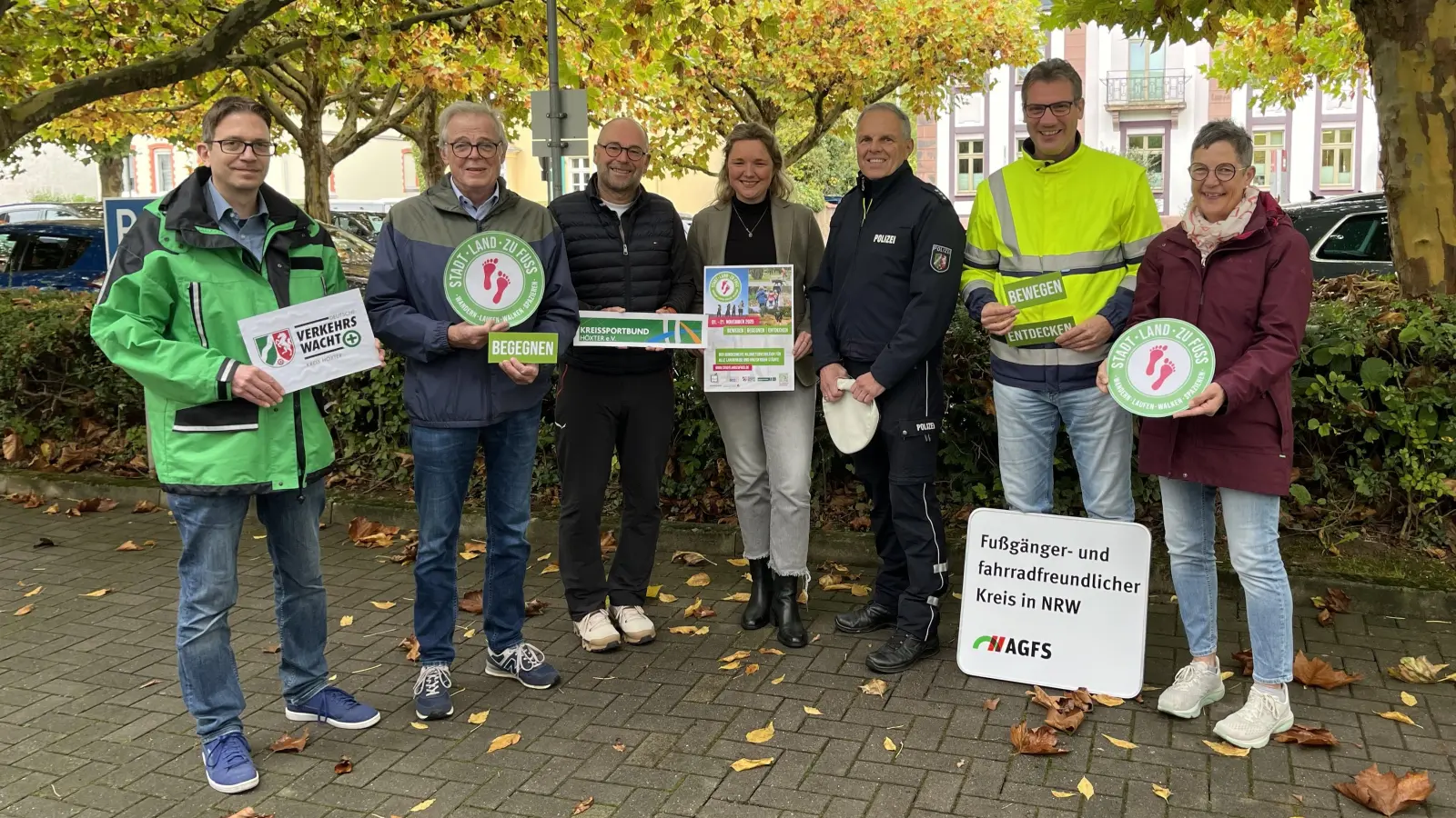 Der Kreis Höxter bewegt sich. Anmeldungen für die deutschlandweite Aktion „Stadt, Land, zu Fuß“ vom 1. November bis 21. November können ab sofort vorgenommen werden. Auf viele Teilnehmerinnen und Teilnehmer hoffen (v.l.) Oliver Thöne, Klaus Schumacher (beide Verkehrswacht Kreis Höxter e.V.), Michael Werner (Kreissportbund), Corinna Lohre (Leiterin der Abteilung Immissions- und Klimaschutz des Kreises Höxter), Thomas Kruse (Verkehrssicherheitsberater Kreispolizeibehörde Höxter), Christoph Rode (Abteilung Straßen) und Martina Krog (Klimaschutz-Beauftragte). (Foto: Kreis Höxter)