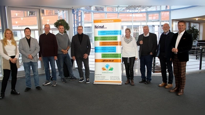 Die Jury des Heimat-Preises 2023 hat sich entschieden (v.l.): Katharina Serinelli (Ehrenamtsmanagerin des Kreises Höxter, Geschäftsstelle Ehrenamt), Sascha Atteln (Geschäftsstelle Ehrenamt), Stephan Kreye (Katholische Landvolkshochschule Hardehausen), Frederik Köhler (Heimatverein Bellersen), SPD-Kreistagsmitglied Guido Gell, stellvertretende Kreisheimatpflegerin Brigitte Brand, Kreisheimatpfleger Hans-Werner Gorzolka, CDU-Kreistagsmitglied Dr. Josef Lammers und Landrat Michael Stickeln. (Foto: Kreis Höxter)