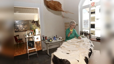 Die Künstlerin in ihrem Atelier. (Foto: Wolfgang Pfeifer)