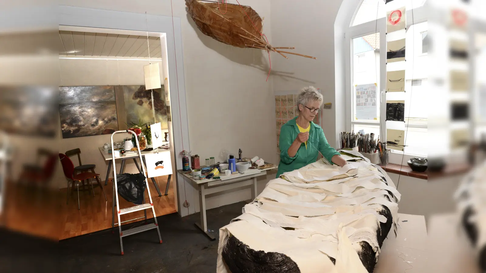 Die Künstlerin in ihrem Atelier. (Foto: Wolfgang Pfeifer)