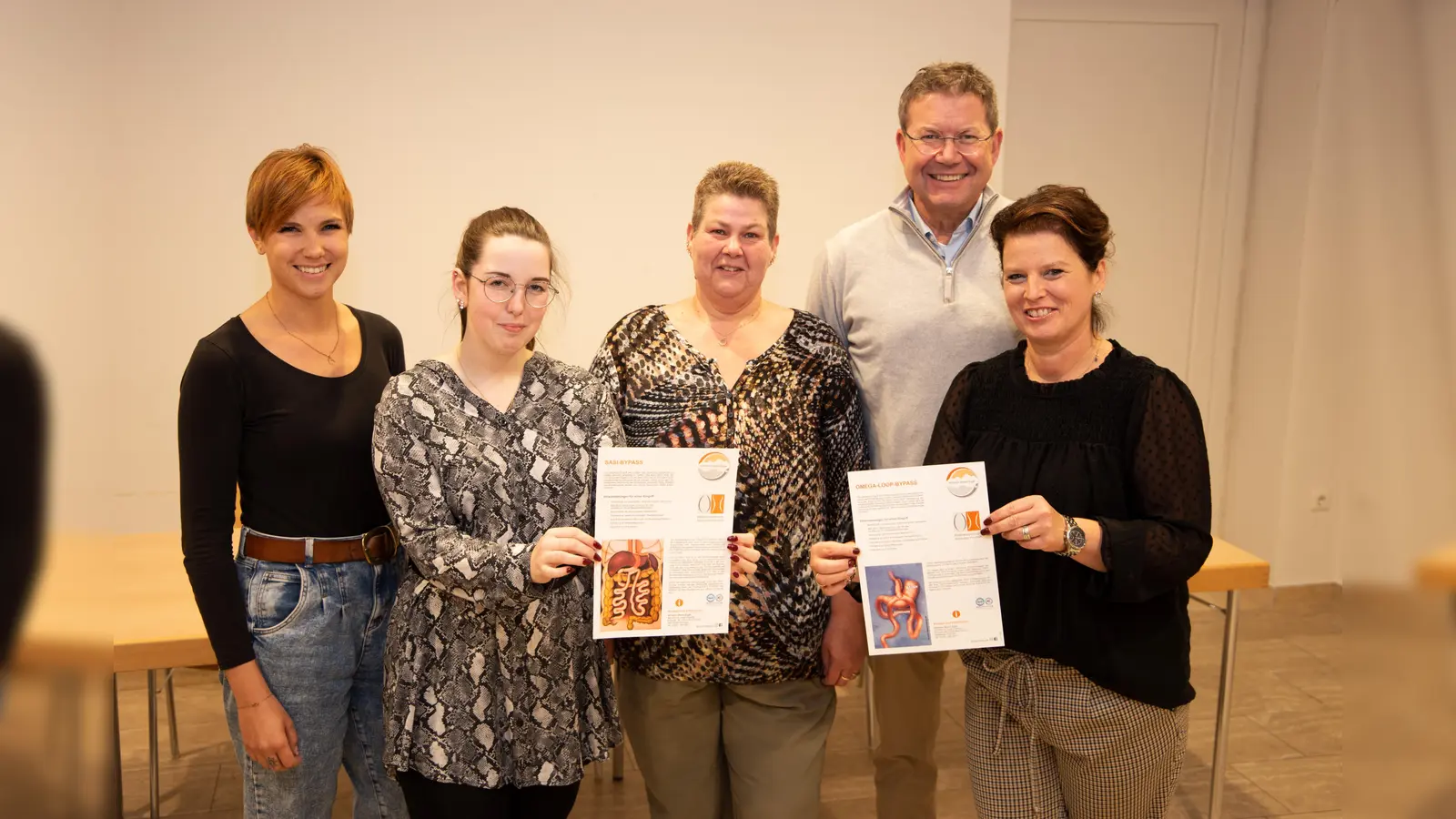 Das Team des Referenzzentrums Adipositas Hochstift im St. Josef Hospital der KHWE unterstützt Katja Meier (mitte) bei der Eröffnung der Selbsthilfegruppe in Höxter (von links): Ernährungsberaterinnen Jasmin Schneider und Laura Gausemeier, Chefarzt Dr. Florian Dietl und Fachkoordinatorin Tanja Göllner. (Foto: KHWE)