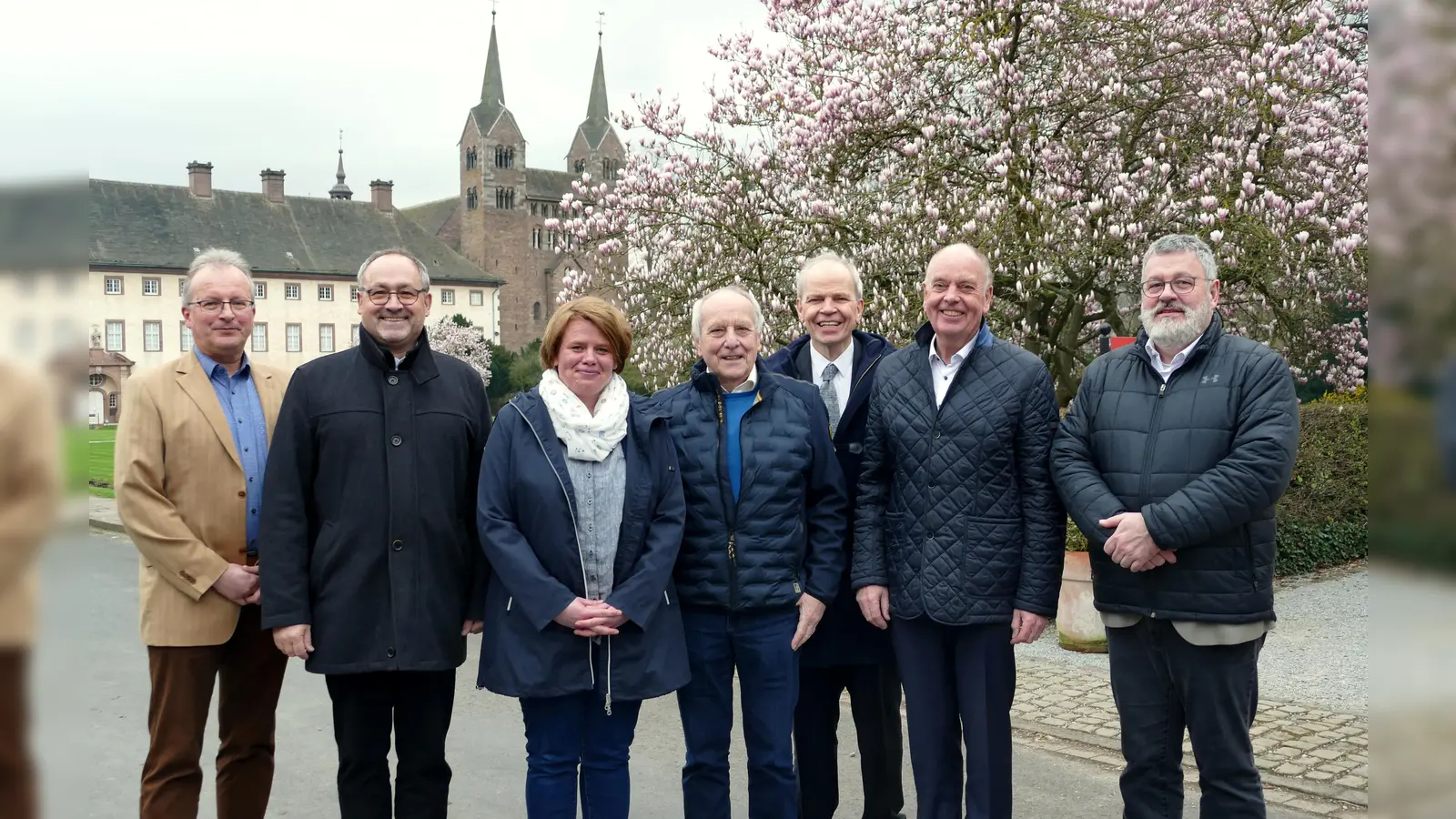 Der Vorstand des Fördervereins zieht zusammen mit der Standortleiterin Annika Pröbe und dem Kurator der neu konzipierten Dauerausstellung, Professor Dr. Christoph Stiegemann, eine Erfolgsbilanz. Im Bild Michael Koch (von links, Schriftführer des Fördervereins), Monsignore Andreas Kurte (stellvertretender Vorsitzender), Annika Pröbe, Friedhelm Meyer (Schatzmeister), Professor Stiegemann, Rudolf Jäger (Vorsitzender) und Martin Bienen (stellvertretender Schatzmeister). (Foto: Kirchengemeinde Corvey)