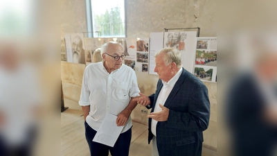 Kreisheimatpfleger Hans-Werner Gorzolka im Gespräch mit dem Vorsitzenden des Freundeskreis Synagoge Borgholz, Rainer Mues. (Foto: Gerhard Brast)