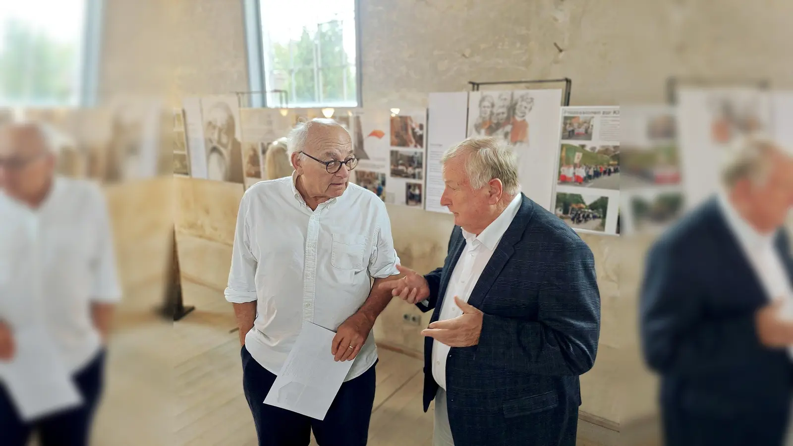 Kreisheimatpfleger Hans-Werner Gorzolka im Gespräch mit dem Vorsitzenden des Freundeskreis Synagoge Borgholz, Rainer Mues. (Foto: Gerhard Brast)