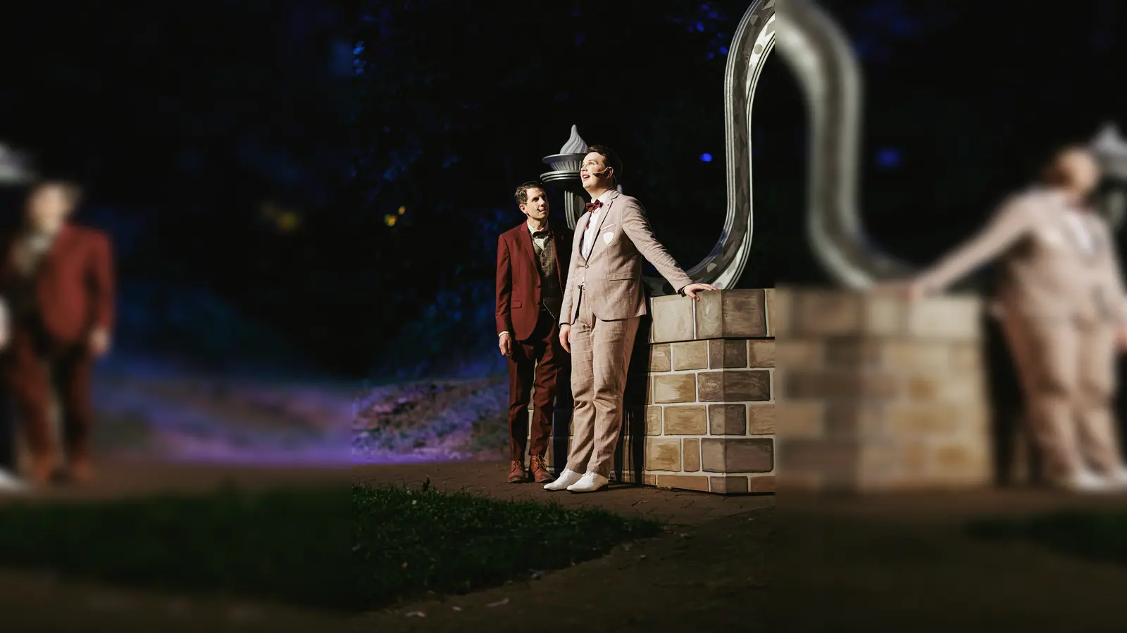 Nick Carraway (Carsten Meier) blickt auf die Welt des geheimnisvollen Jay Gatsby (Joss Spieker-Siebrecht), der unbeirrbar an seinen Träumen festhält. (Foto: Freilichtbühne Bökendorf e. V. | Björn Leisten und Anastasiia Firsova)