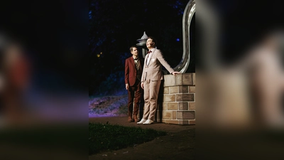 Nick Carraway (Carsten Meier) blickt auf die Welt des geheimnisvollen Jay Gatsby (Joss Spieker-Siebrecht), der unbeirrbar an seinen Träumen festhält. (Foto: Freilichtbühne Bökendorf e. V. | Björn Leisten und Anastasiia Firsova)