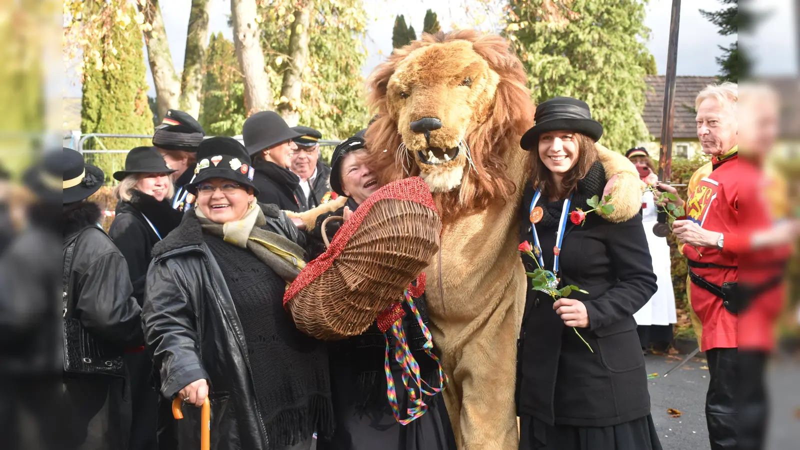 In Lauenförde war der Löwe los und wurde von der alten Garde gezähmt.  (Foto: Barbara Siebrecht)