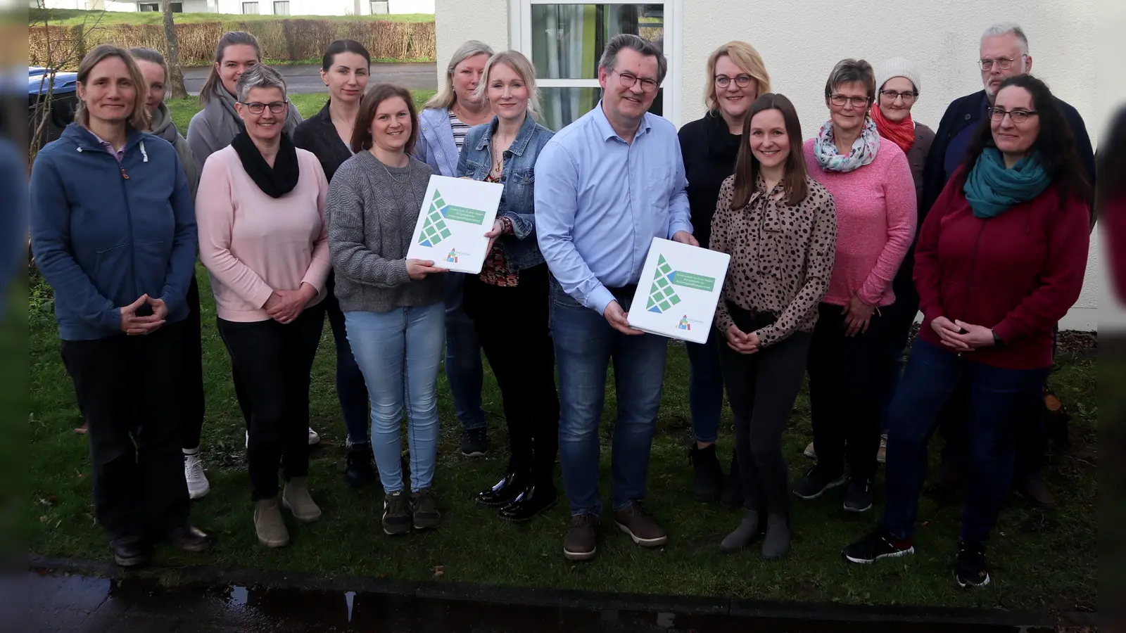 Fachberaterin Stephanie Werk-Ferber und Abteilungsleiter Kinder, Jugend und Familie des Kreises Höxter und Christian Rodemeyer (beide Mitte) freuen sich mit den Kindertagespflegepersonen über die gemeinsame Vereinbarung zum Kindesschutz. (Foto: Kreis Höxter)