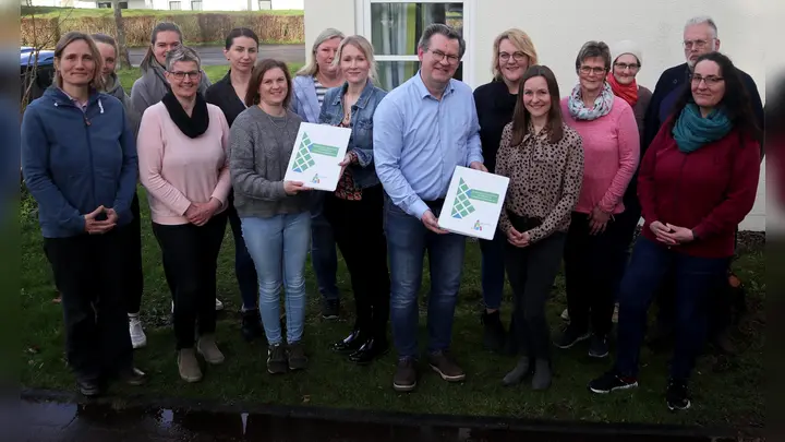 Fachberaterin Stephanie Werk-Ferber und Abteilungsleiter Kinder, Jugend und Familie des Kreises Höxter und Christian Rodemeyer (beide Mitte) freuen sich mit den Kindertagespflegepersonen über die gemeinsame Vereinbarung zum Kindesschutz. (Foto: Kreis Höxter)