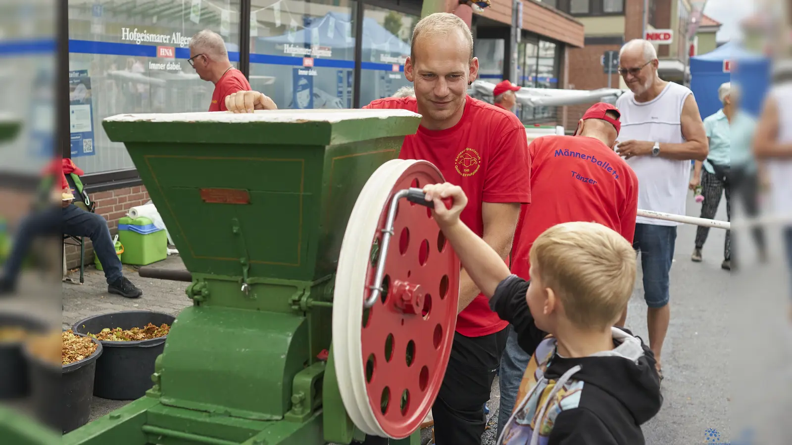 Auch frisch gepresseten Apfelsaft kann man beim Hofgeismarer Apfelfest am 13. September herstellen und direkt verkosten. (Foto: Stefan Bönning)