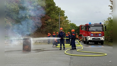 Eine Feuertonne hatten die Jugendfeuerwehrleute schnell gelöscht.  (Foto: Alexander Bönning)