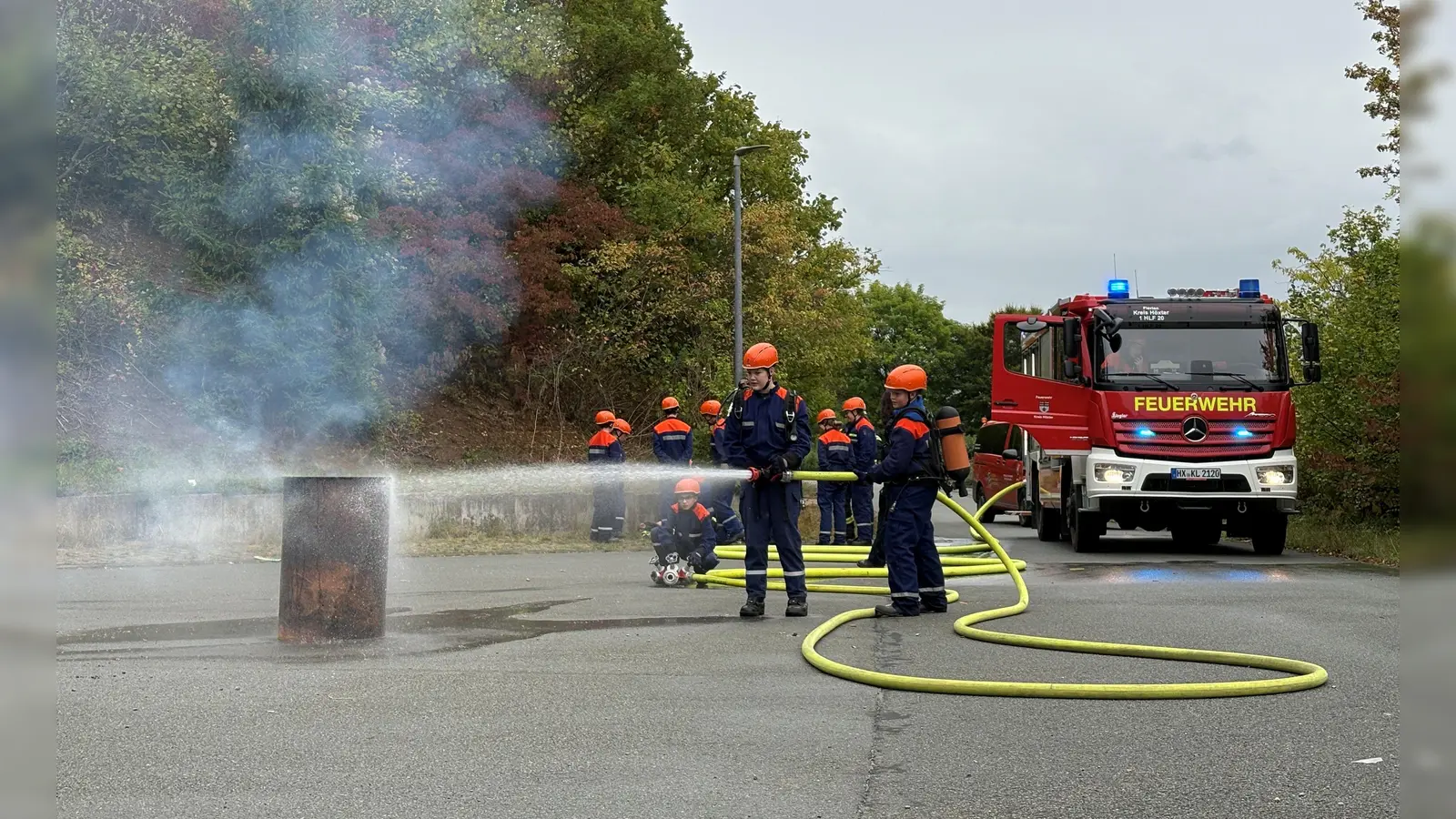 Eine Feuertonne hatten die Jugendfeuerwehrleute schnell gelöscht.  (Foto: Alexander Bönning)