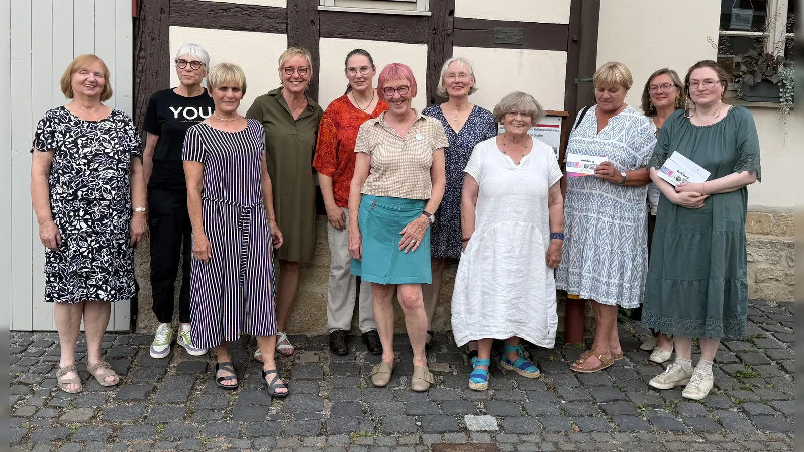 Die Kunst schaffenden Mitglieder des Kunst-und Kulturvereins ARTD Driburg (einige hier beim letzten Treffen vor dem Historischen Rathaus) haben sich für die diesjährige Gemeinschaftsausstellung das Thema „Transparenz und Verdichtung“ gewählt. (Foto: privat)
