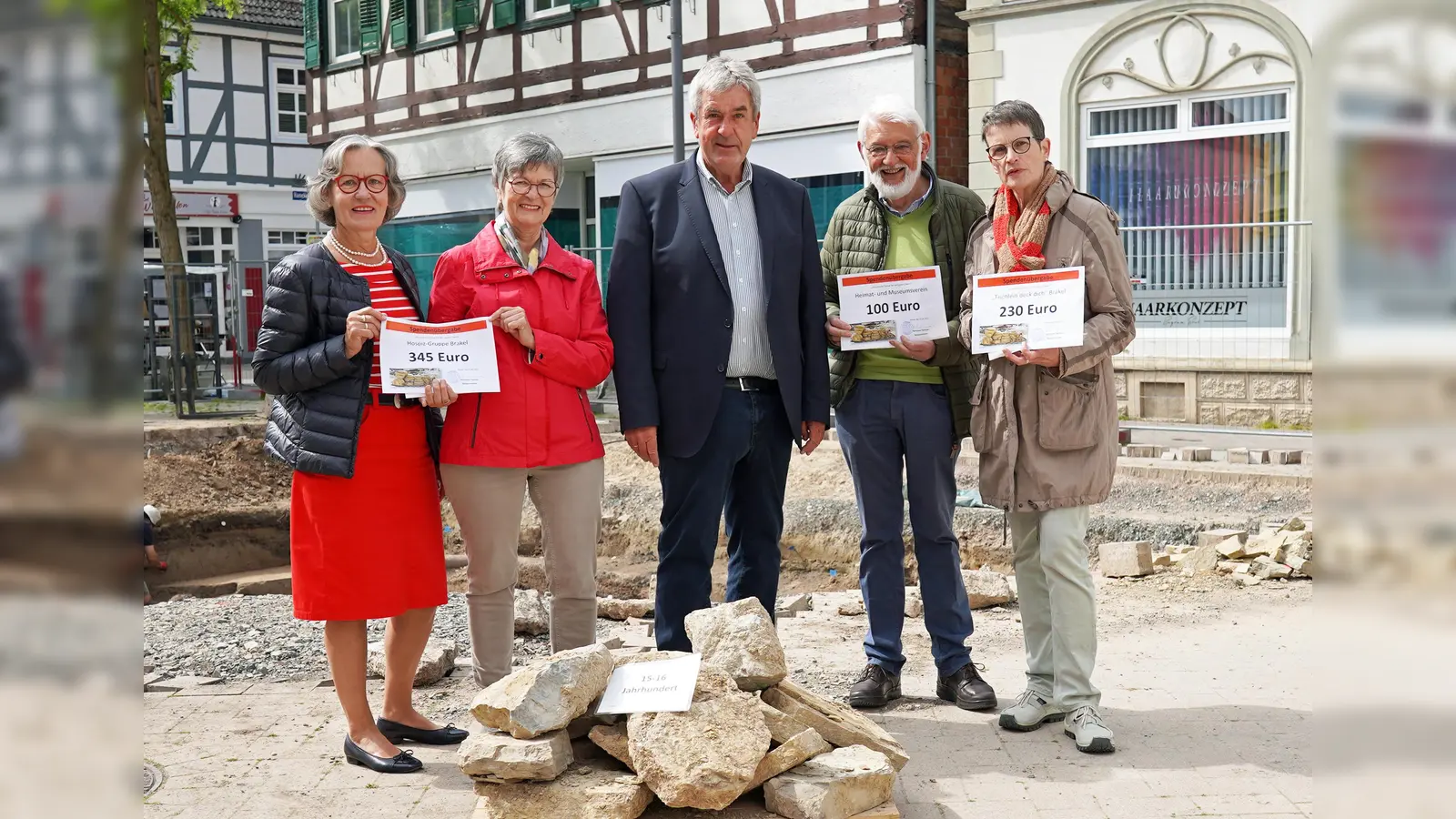 Freuten sich über die Spendenaktion (v.l.): Rita Tensi und Ingrid Kappenberg (Hospiz), Bürgermeister Hermann Temme, Paul Kramer (Heimat- und Museumsverein) und Gabi Elbracht-Hülseweh (Tischlein deck Dich). (Foto: Stadt Brakel)