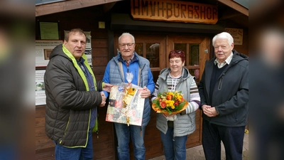 Detlef Schiweck (2. Vors.), Dieter Steinbrecher, Annedore Steinbrecher, und Ulrich Schachtschneider (1. Vors.), bei der Verabschiedung.  (Foto: Detlef Schiweck)