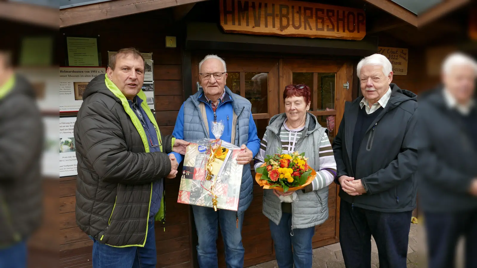 Detlef Schiweck (2. Vors.), Dieter Steinbrecher, Annedore Steinbrecher, und Ulrich Schachtschneider (1. Vors.), bei der Verabschiedung.  (Foto: Detlef Schiweck)