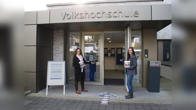 Freuen sich auf die Anmeldungen für das 1. Halbjahr 2024: Janine Brigant-Loke (Leitung des VHS-ZV, r.) und Dimitra Vovoli (stellvertretende Leitung). (Foto: privat)