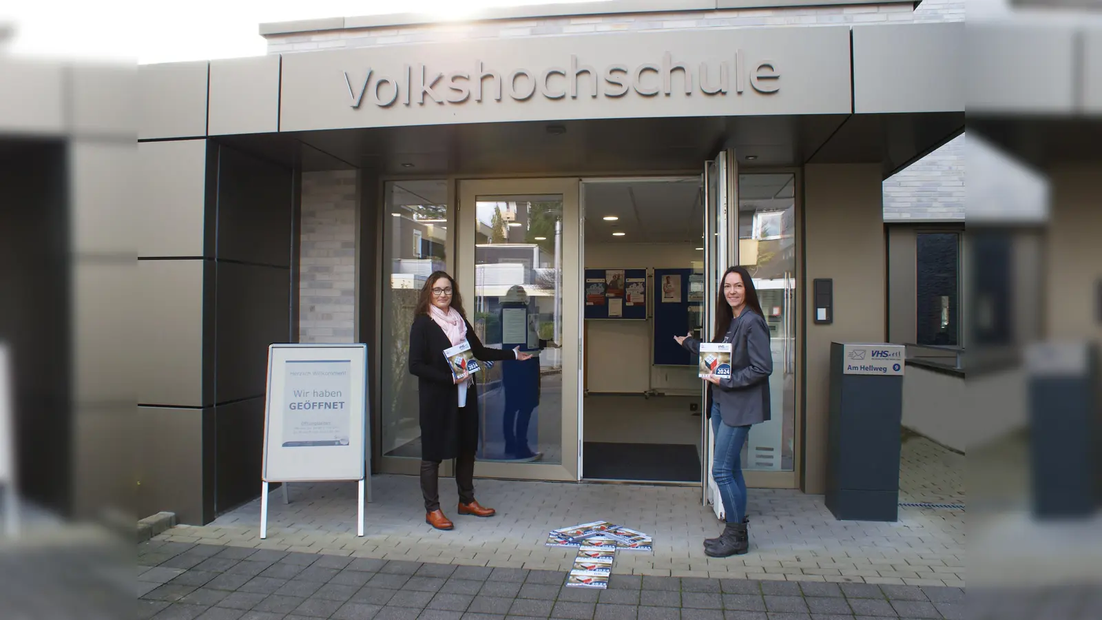 Freuen sich auf die Anmeldungen für das 1. Halbjahr 2024: Janine Brigant-Loke (Leitung des VHS-ZV, r.) und Dimitra Vovoli (stellvertretende Leitung). (Foto: privat)