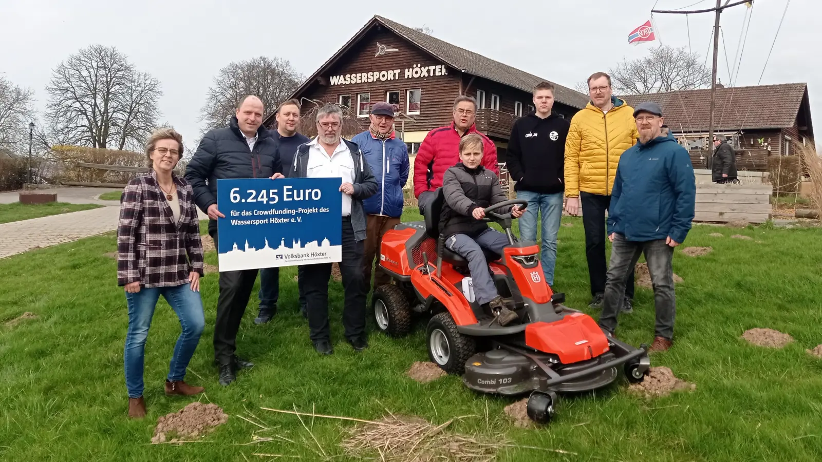 Bei der Übergabe und Einweisung des neuen Rasenmähers (v. l.): Michaela Bast (Jugendwartin Wassersport Höxter), Stefan Vogt (Leiter BeratungsCenter Möllingerplatz der Volksbank Höxter), Sebastian Theuner (Meisterbetrieb Theuner Holzminden), Norbert Müller (Vorsitzender WSH), Josef Sünkeler, Michael Koziollek, Tobias Herrs, Connor Bitterberg, Wolfgang Bast und Friedhelm Lollo (Mitglieder des WSH). (Foto: privat)