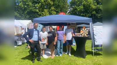 Semira Klenk (3. von links, Koordinations- und Fachstelle des Bundesprogramms „Demokratie leben!“ und Betreuerin des Jugendforums), Bürgermeister Tobias Scherf (1. von links) sowie drei Mitglieder des Jugendforums am Stand von „Demokratie leben!“ auf dem Kreisfamilienfest in Scherfede. (Foto: Stadt Warburg)