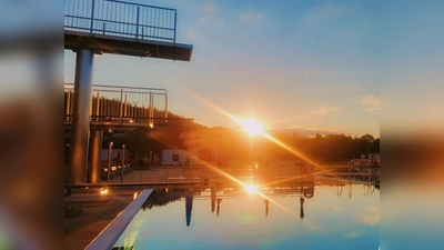 Anlässlich der Sommersonnenwende lädt das Freibad Höxter zu einem besonderen Event ein: Dem Mittsommernachtsschwimmen mit verlängerten Öffnungszeiten, Familienaktionen, Livemusik und kulinarischen Highlights. (Foto: privat)