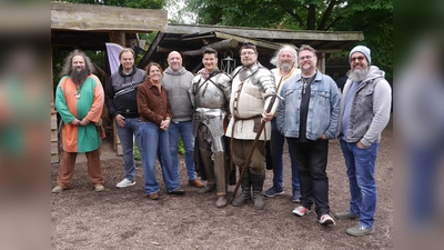 Strahlende Gesichter beim gelungenen Familientag im Mittelalterdorf Bokenrode (v.l.): Oliver Stellmacher, Willi Wittkopp (ZEE), Andrea Ziemer, Jens-Martin Wolff, die Ritter Victor und Alexander, Bernd Wengel, Daniel Ritzenhoff und Ron Philipps. (Foto: Schwannecke / Projekt Begegnung)