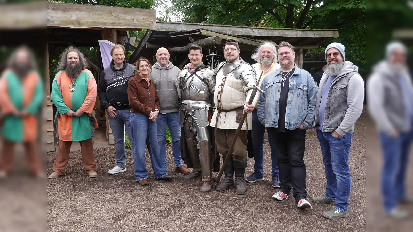 Strahlende Gesichter beim gelungenen Familientag im Mittelalterdorf Bokenrode (v.l.): Oliver Stellmacher, Willi Wittkopp (ZEE), Andrea Ziemer, Jens-Martin Wolff, die Ritter Victor und Alexander, Bernd Wengel, Daniel Ritzenhoff und Ron Philipps. (Foto: Schwannecke / Projekt Begegnung)