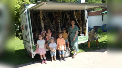 Die rollende Waldschule zu Gast bei jungen Neugierigen. (Foto: privat)