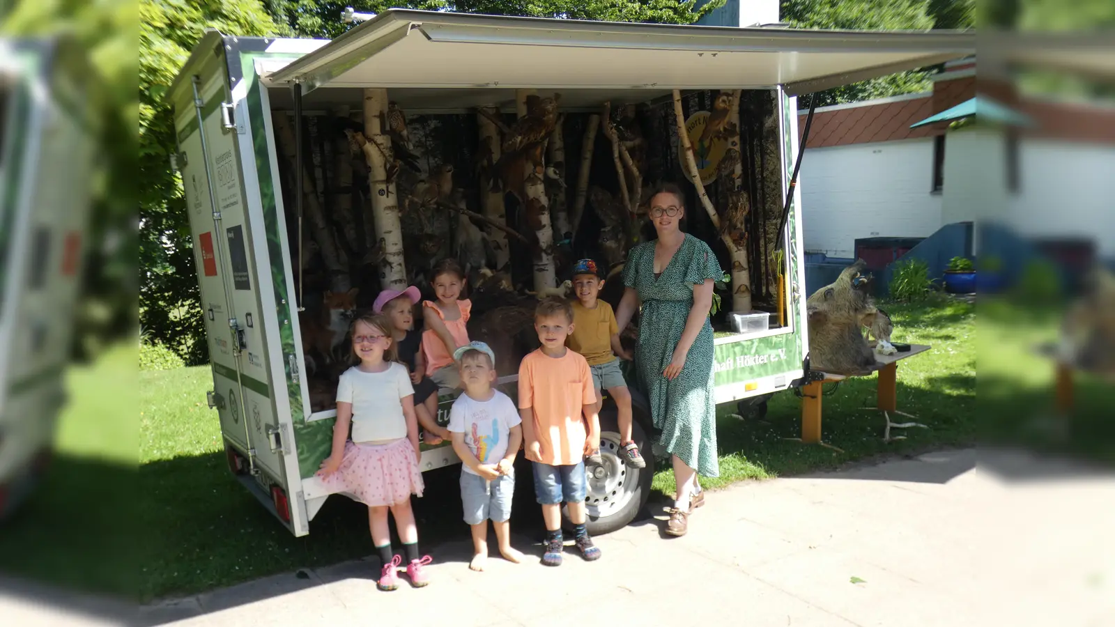 Die rollende Waldschule zu Gast bei jungen Neugierigen. (Foto: privat)