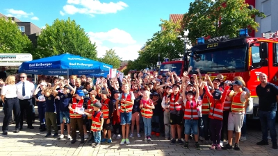 Kinder- und Jugendgruppen versammeln sich zum Gruppenbild. (Foto: Doris Dietrich)