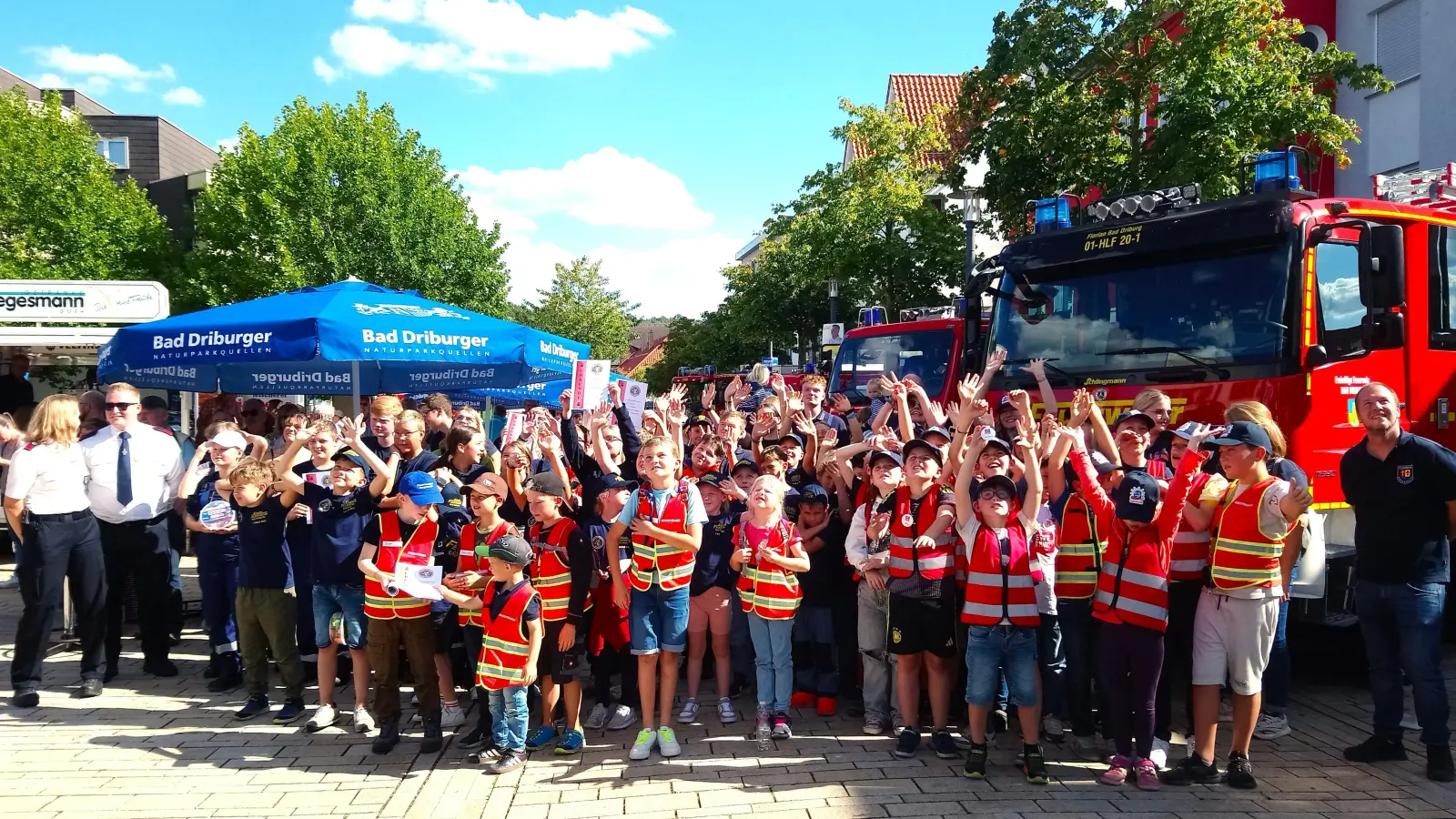 Kinder- und Jugendgruppen versammeln sich zum Gruppenbild. (Foto: Doris Dietrich)