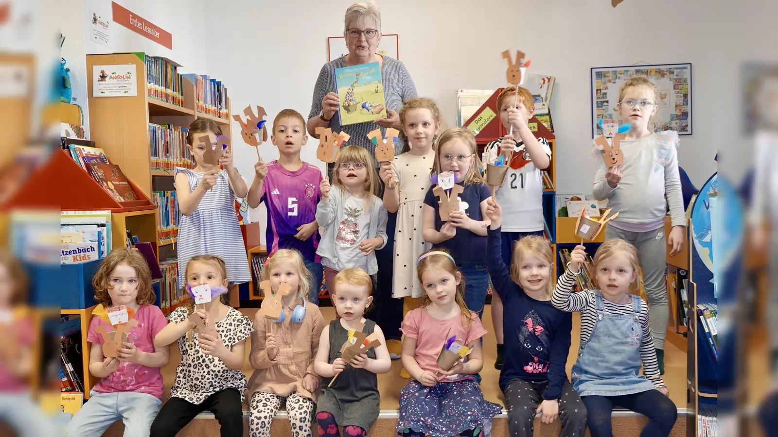 Viel Spaß mit dem Kinderbuchklassiker „Helma legt los” hatten die kleinen Leseratten und die Büchereimitarbeiterin Martina Franke. (Foto: Bücherei Beverungen)
