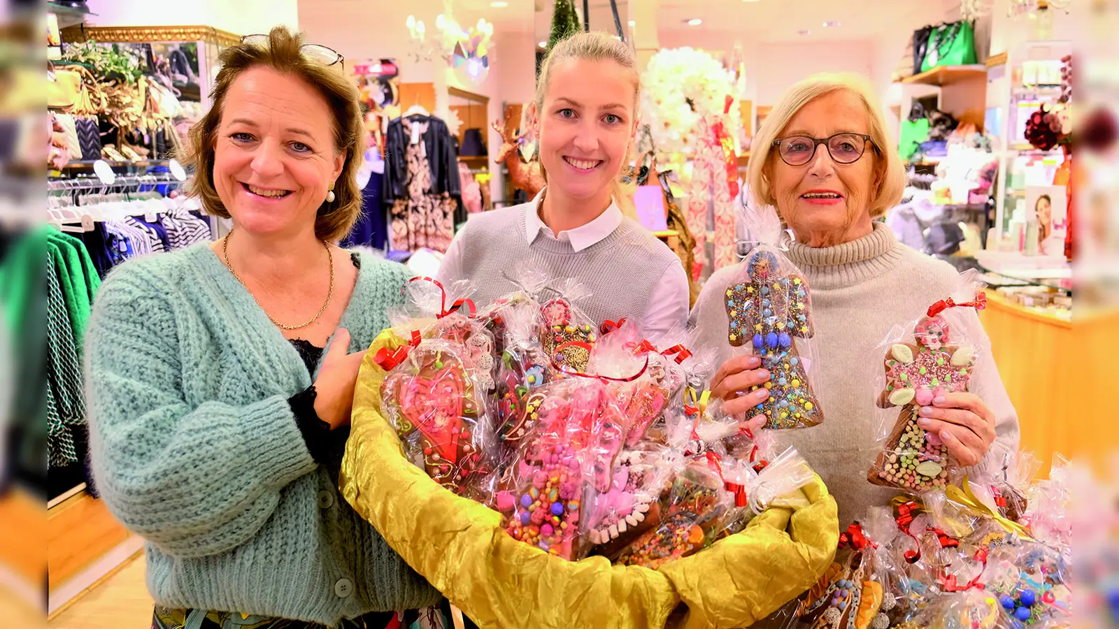 Werben für die Lebkuchen-Benefiz-Aktion (v.l.): Leonore von Falkenhausen (Vize-Präsidentin Zonta Club Höxter, Anne Engel (Bäckerei Engel) und Marianne Fien (Kosmetik Parfümerie Marianne Fien). (Foto: Zonta Club Höxter)