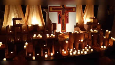 Kerzenlichter versetzen die Besucher in ruhige Stimmung. (Foto: privat)