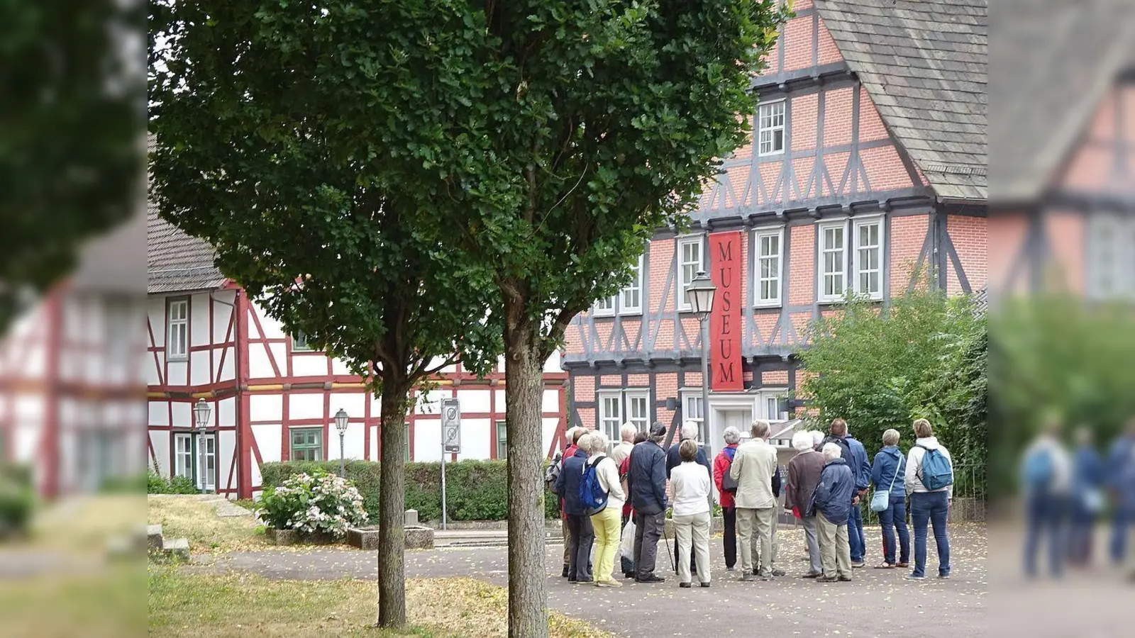 Der Rundgang beginnt auf dem früheren Marktplatz vor dem Alten Rathaus. Der Stadtführer geht mit den Besuchern zu den historischen Sehenswürdigkeiten wie die Ruine des früheren Jagdschlosses Freudenthal, die Stadtmauern, die Stadtkirche St. Johannis sowie das Alte Rathaus. (Foto: Touristik-Information Uslar, C. Filpe)