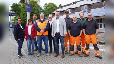 Machten sich gemeinsam an die Arbeit: (von links) Barbara Eggers und Elisabeth Weinreich vom DRK, Hubertus Tenkhoff (Bauhof), DB-Mitarbeiter Dirk Klaas, Karl Eggers (DRK), Bürgermeister Alexander Kleinschmidt sowie das Team vom Brakeler Bauhof mit Jan Köhne, Alexander Lieder, Klaus Elberg und David Köhne. (Foto: Stadt Brakel)