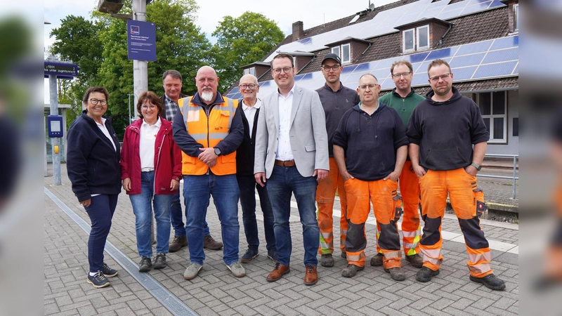 Machten sich gemeinsam an die Arbeit: (von links) Barbara Eggers und Elisabeth Weinreich vom DRK, Hubertus Tenkhoff (Bauhof), DB-Mitarbeiter Dirk Klaas, Karl Eggers (DRK), Bürgermeister Alexander Kleinschmidt sowie das Team vom Brakeler Bauhof mit Jan Köhne, Alexander Lieder, Klaus Elberg und David Köhne. (Foto: Stadt Brakel)