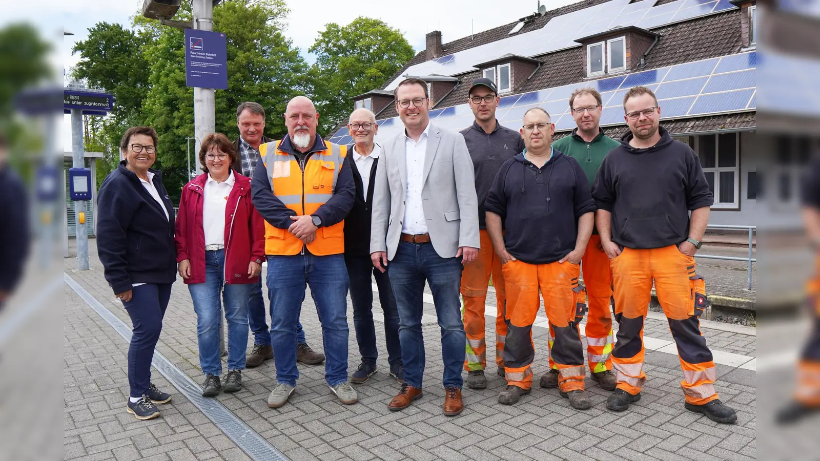 Machten sich gemeinsam an die Arbeit: (von links) Barbara Eggers und Elisabeth Weinreich vom DRK, Hubertus Tenkhoff (Bauhof), DB-Mitarbeiter Dirk Klaas, Karl Eggers (DRK), Bürgermeister Alexander Kleinschmidt sowie das Team vom Brakeler Bauhof mit Jan Köhne, Alexander Lieder, Klaus Elberg und David Köhne. (Foto: Stadt Brakel)