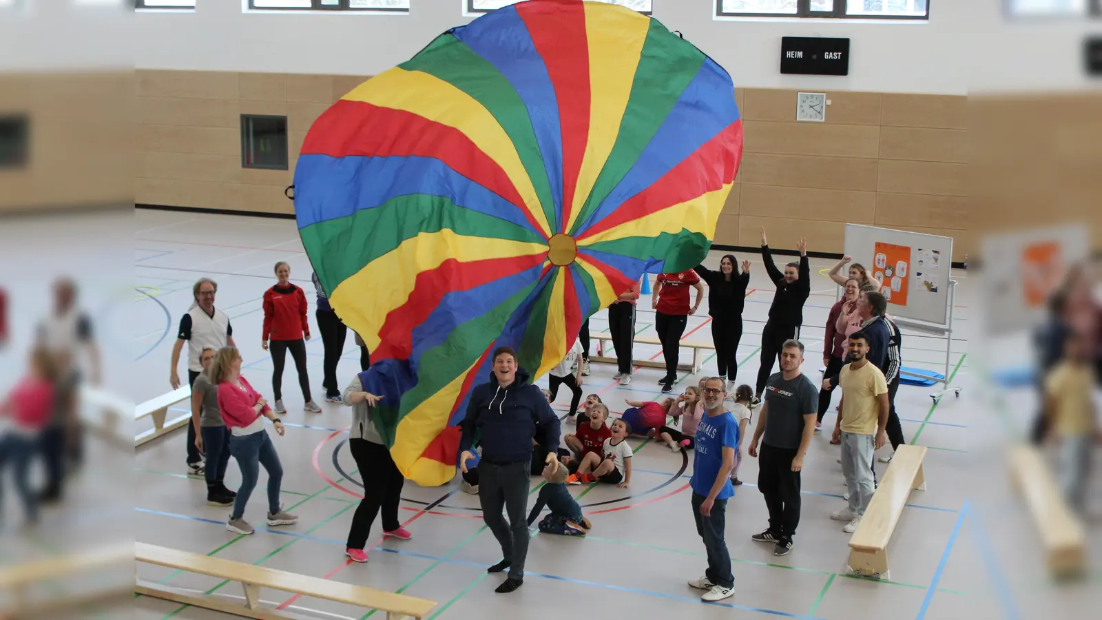 Kinder mit ihren Eltern beim Eltern-Kind-Nachmittag zum Abschluss des FelixFit-Programmes. (Foto: privat)
