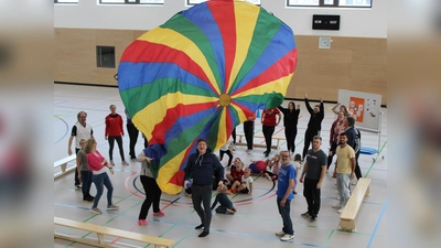 Kinder mit ihren Eltern beim Eltern-Kind-Nachmittag zum Abschluss des FelixFit-Programmes. (Foto: privat)