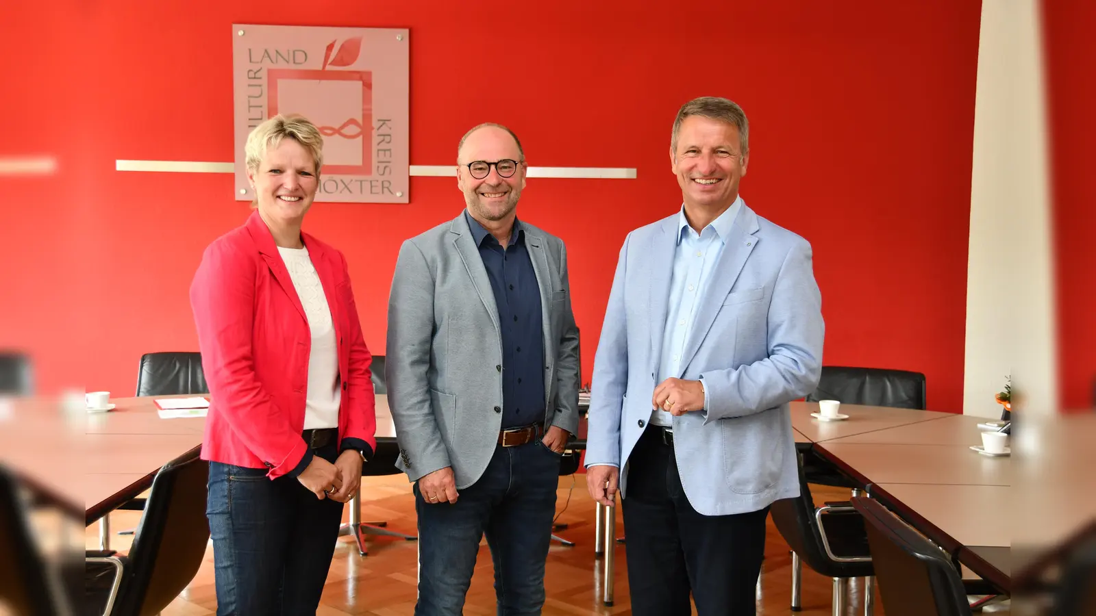 Stabwechsel im Kreishaus: Landrat Michael Stickeln (rechts) gratuliert der neuen Leiterin des Fachbereichs Umwelt, Bauen und Geoinformationen des Kreises Höxter, Dr. Kathrin Weiß, zur neuen Aufgabe und wünscht Michael Werner, der in den Ruhestand gegangen ist, für die Zukunft alles Gute. (Foto: Kreis Höxter)