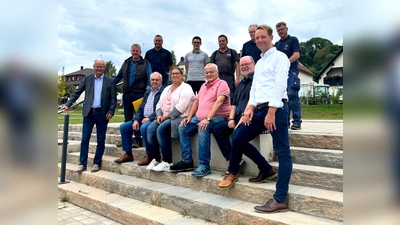 Bei der Besichtigung der fertigen Anlage (v. l.) Bürgermeister Hubertus Grimm, Rainer Wohlfahrt (Stadt), Torsten Wehrmann (Büro Turk), Steffen Seibt (Stadt), Christian Frewer (Fa. Kronenberg), Josef Wegener (Bezirksregierung), Andreas Hartmann (Fa. Elektro Hartmann).<br>Sitzend Wilhelm Daniel und Sonja Schüttemeyer (Bezirksausschuss Herstelle), Gisbert Bläsung (Grüne), Rolf-Dieter Crois (SPD) und Stephan Böker (CDU). (Foto: Florian Seela, Stadt Beverungen)
