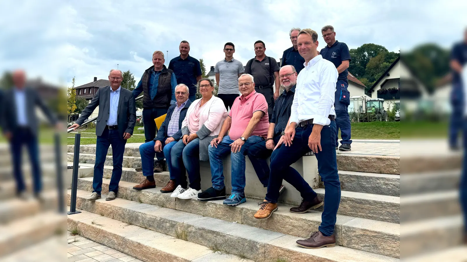Bei der Besichtigung der fertigen Anlage (v. l.) Bürgermeister Hubertus Grimm, Rainer Wohlfahrt (Stadt), Torsten Wehrmann (Büro Turk), Steffen Seibt (Stadt), Christian Frewer (Fa. Kronenberg), Josef Wegener (Bezirksregierung), Andreas Hartmann (Fa. Elektro Hartmann).<br>Sitzend Wilhelm Daniel und Sonja Schüttemeyer (Bezirksausschuss Herstelle), Gisbert Bläsung (Grüne), Rolf-Dieter Crois (SPD) und Stephan Böker (CDU). (Foto: Florian Seela, Stadt Beverungen)